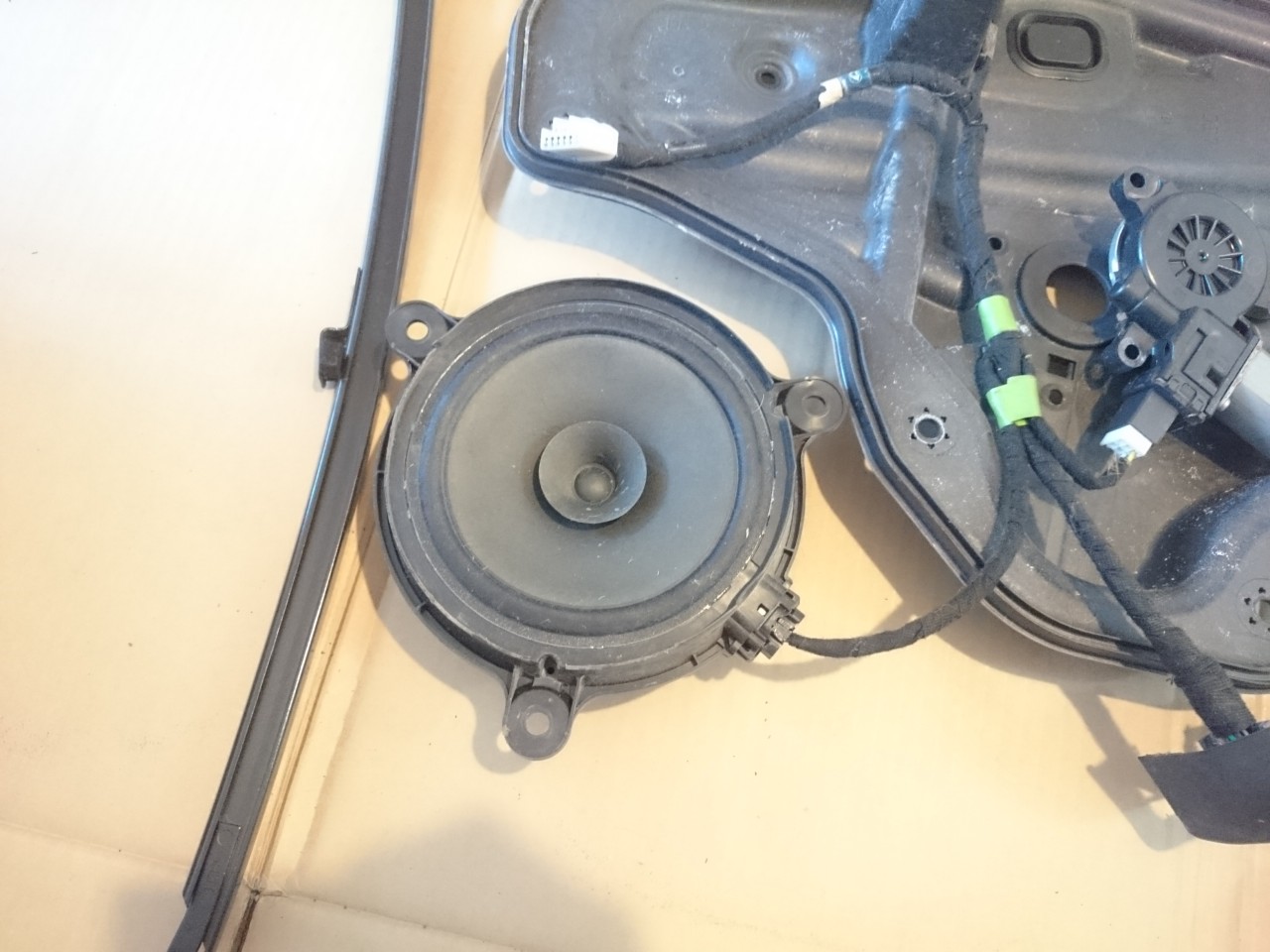 Difuzor usa stanga spate Mazda 3 (2014-2016)