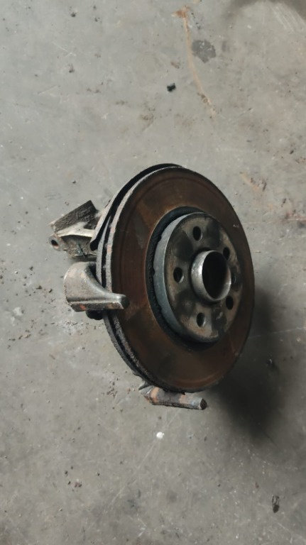 Disc stanga fata Audi A1 1.6 TDI Hatchback cod motor CAYB an 2014
