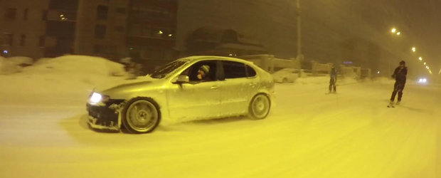 Distractie cu drifturi si schiuri pe strazile inzapezite ale Bucurestiului