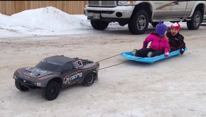 Distractie de iarna fara dureri de spate: un automodel HPI trage o sanie cu 2 copii
