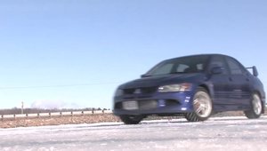 Distractie pe gheata cu un Mitsubishi Evo VIII si o femeie la volan