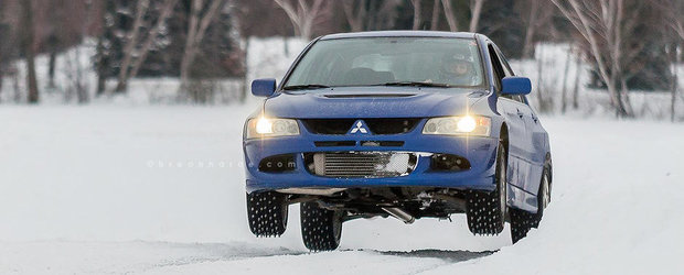 Distractie pe gheata cu un Mitsubishi Evo VIII si o femeie la volan