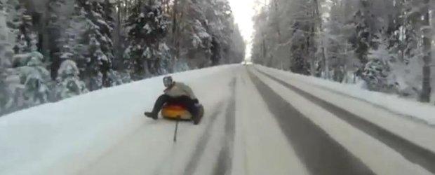 Distractie riscanta pe zapada: cu colacul pe sosea la 100 km/h