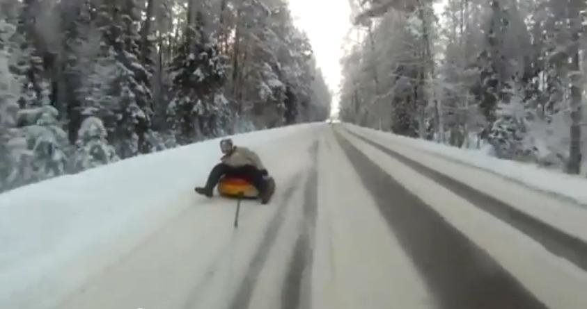 Distractie riscanta pe zapada: cu colacul pe sosea la 100 km/h