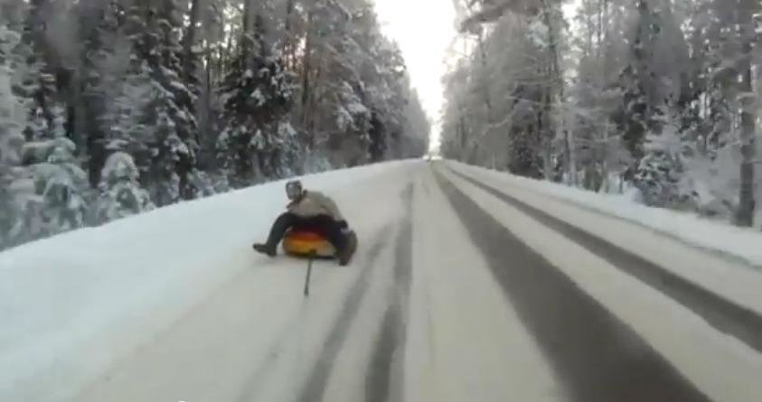 Distractie riscanta pe zapada: cu colacul pe sosea la 100 km/h Distractie riscanta pe zapada: cu colacul pe sosea la 100 km/h