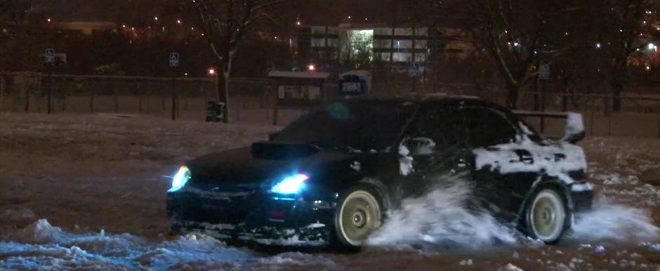 Distractie si drifturi intr-o parcare inzapezita din America Distractie si drifturi intr-o parcare inzapezita din America