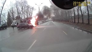 Doar in Rusia: Doua masini se aprind instant in urma unei coliziuni