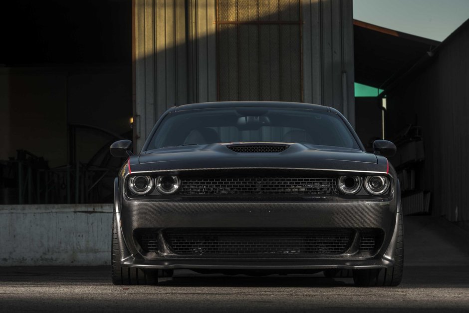 Dodge Challenger Hellcat din carbon