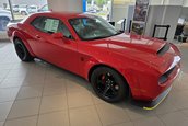 Dodge Challenger SRT Demon cu 16 kilometri la bord