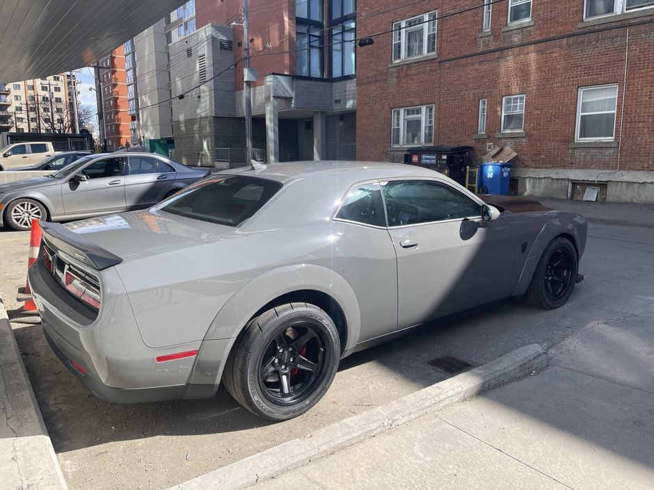 Dodge Challenger SRT Demon cu 41 de kilometri la bord