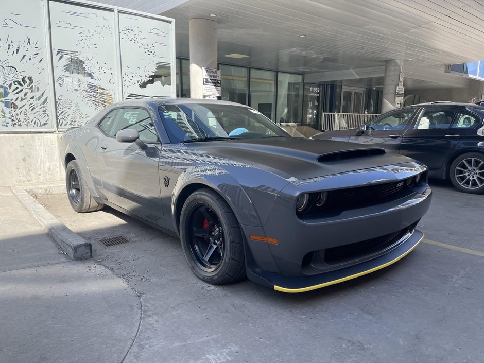 Dodge Challenger SRT Demon cu 41 de kilometri la bord