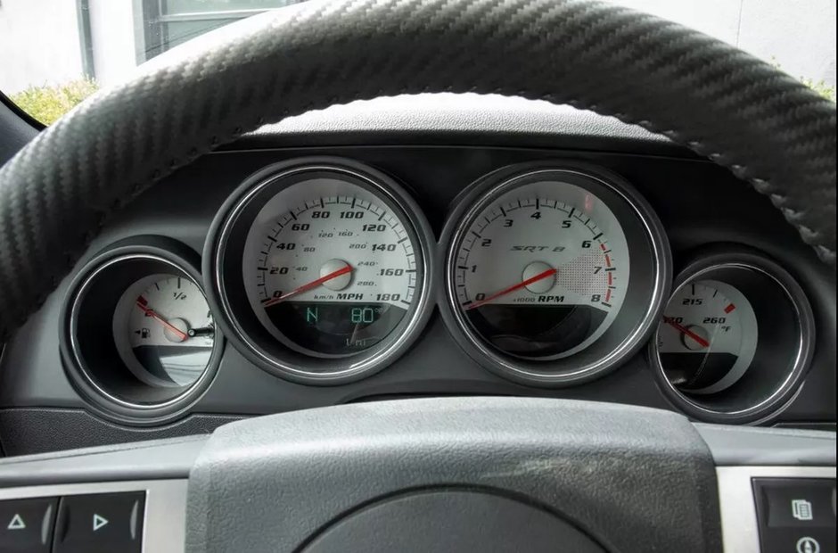 Dodge Challenger SRT8 cu 1.6 kilometri pe bord