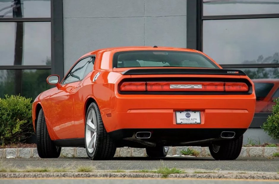 Dodge Challenger SRT8 cu 1.6 kilometri pe bord
