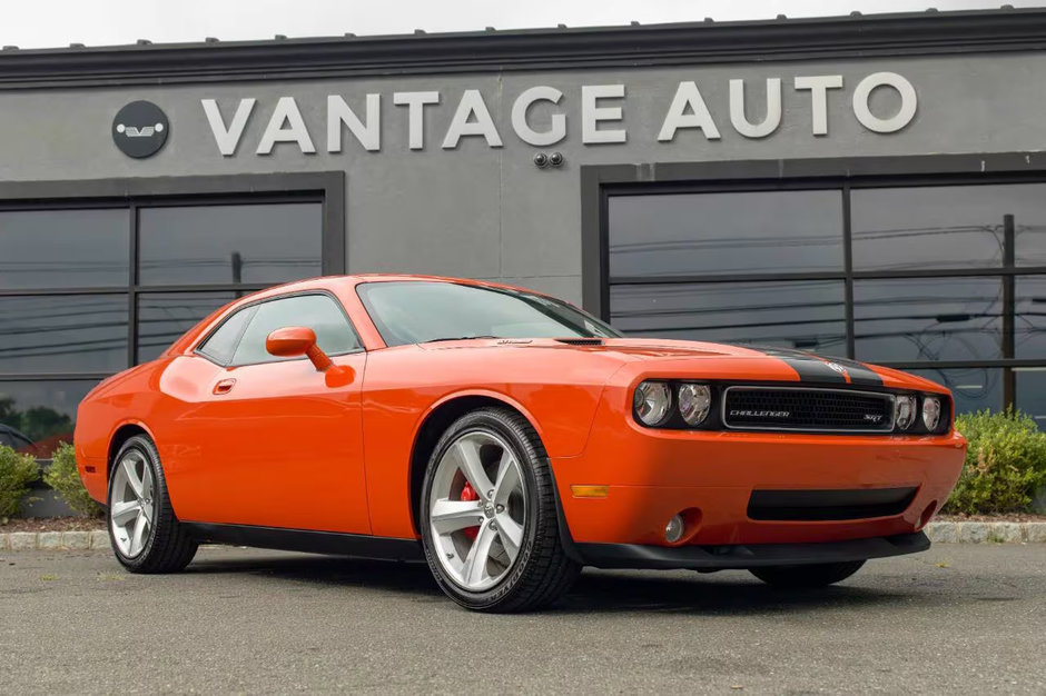 Dodge Challenger SRT8 cu 1.6 kilometri pe bord
