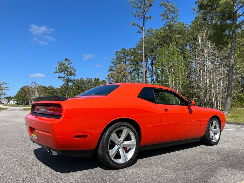 Dodge Challenger SRT8 cu 1.654 de kilometri la bord