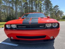 Dodge Challenger SRT8 cu 1.654 de kilometri la bord