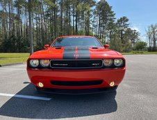 Dodge Challenger SRT8 cu 1.654 de kilometri la bord