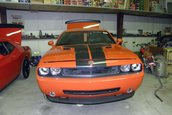 Dodge Challenger SRT8 cu 2 mile in bord