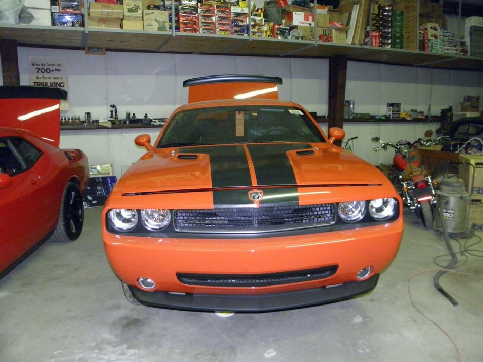 Dodge Challenger SRT8 cu 2 mile in bord