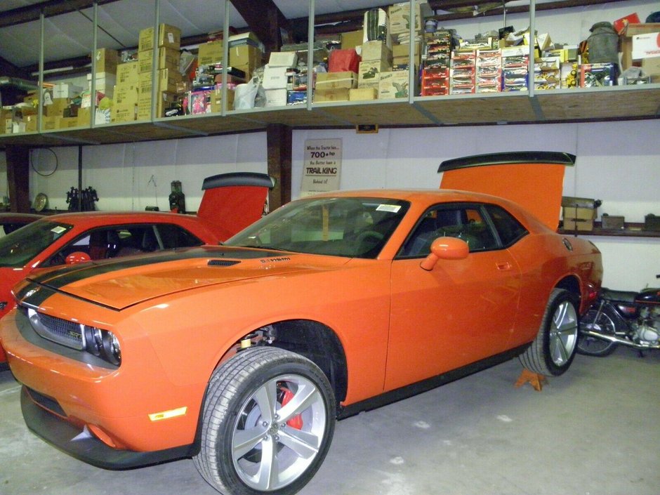 Dodge Challenger SRT8 cu 2 mile in bord