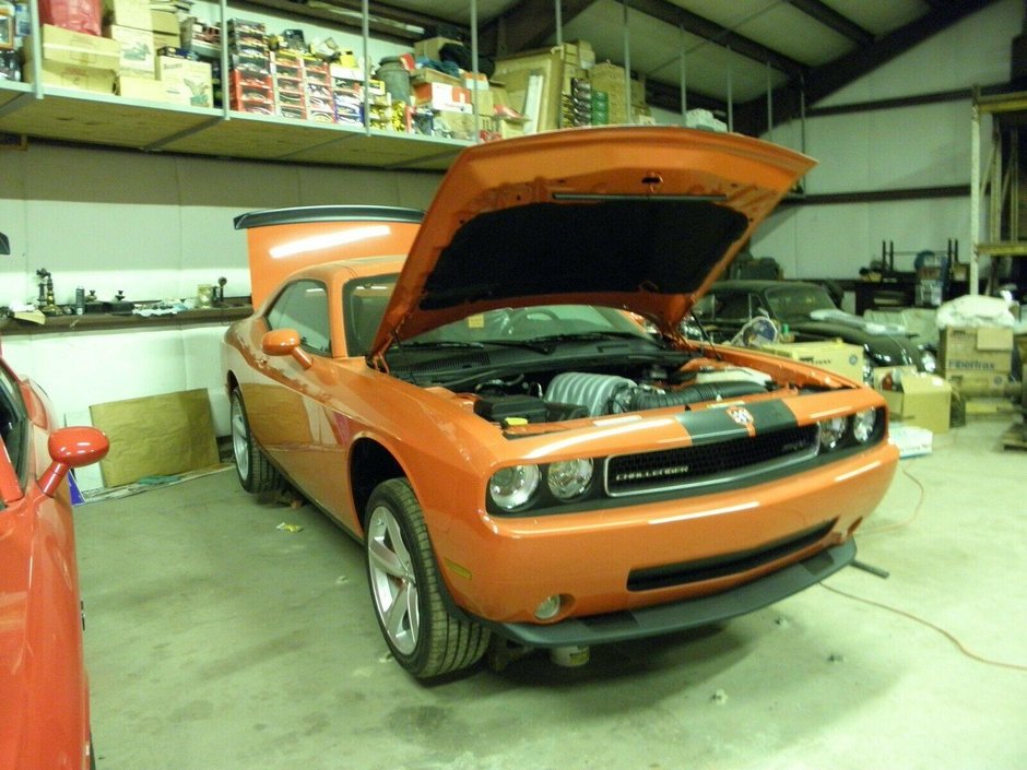 Dodge Challenger SRT8 cu 2 mile in bord