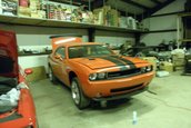 Dodge Challenger SRT8 cu 2 mile in bord