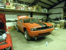 Dodge Challenger SRT8 cu 2 mile in bord