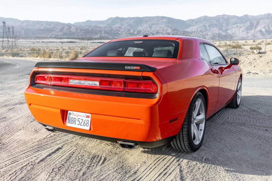 Dodge Challenger SRT8 cu 931 de kilometri la bord