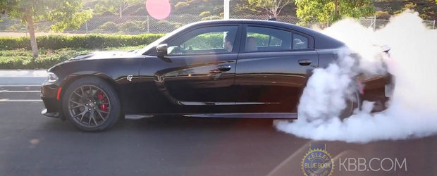 Dodge Charger Hellcat incinge asfaltul cu un burnout de 707 CP
