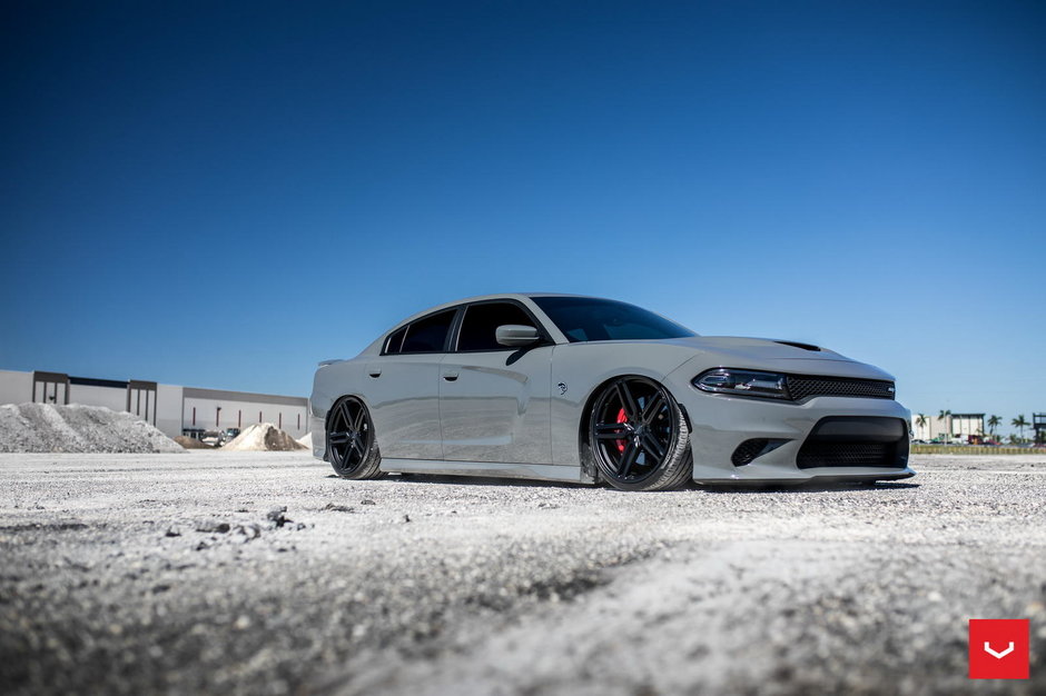 Dodge Charger SRT Hellcat cu jante Vossen