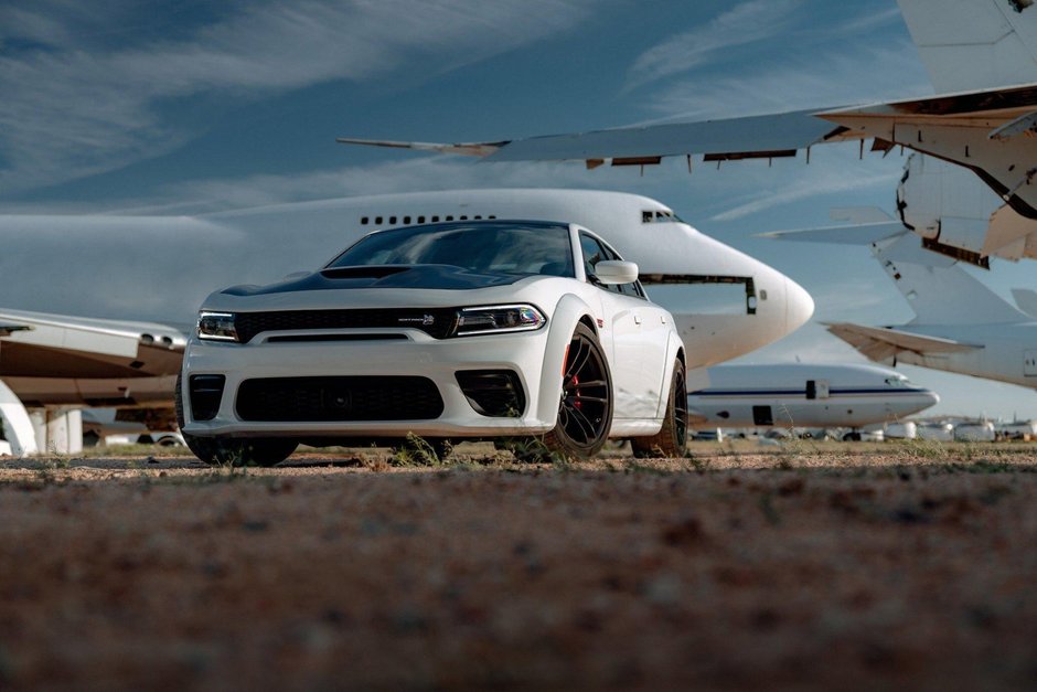 Dodge Charger SRT Hellcat Widebody si Charger Scat Pack