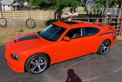 Dodge Charger SRT8 Super Bee cu 80 de kilometri la bord