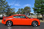 Dodge Charger SRT8 Super Bee cu 80 de kilometri la bord