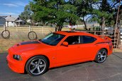 Dodge Charger SRT8 Super Bee cu 80 de kilometri la bord