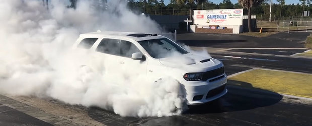 Dodge-ul Durango SRT ne arata un burnout cu toate 4 rotile, de toata frumusetea