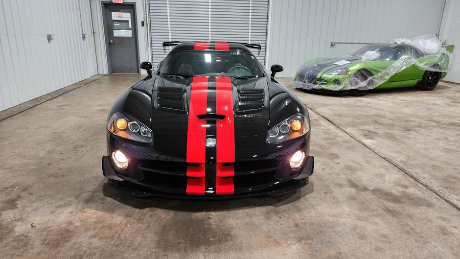 Dodge Viper ACR cu 355 de kilometri la bord