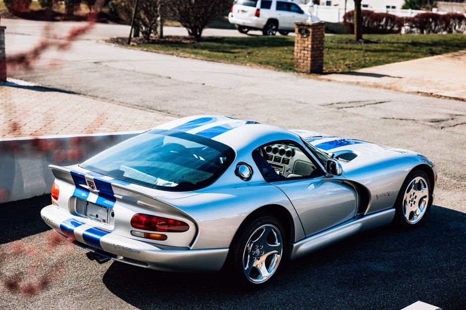 Dodge Viper GTS cu 127 de kilometri la bord
