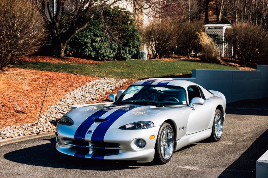 Dodge Viper GTS cu 127 de kilometri la bord
