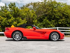 Dodge Viper SRT-10 Roadster cu 8.510 kilometri la bord