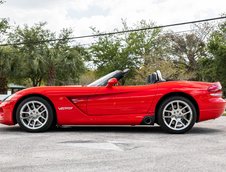 Dodge Viper SRT-10 Roadster cu 8.510 kilometri la bord