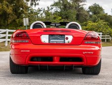 Dodge Viper SRT-10 Roadster cu 8.510 kilometri la bord