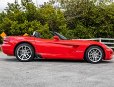 Dodge Viper SRT-10 Roadster cu 8.510 kilometri la bord