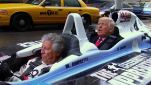 Donald Trump se urca intr-o masina de Formula 1 alaturi de Mario Andretti