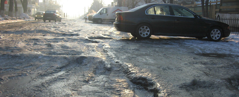 Dorel la datorie. Sofer din Vrancea amendat pentru ca a murdarit carosabilul cu noroiul de pe strada