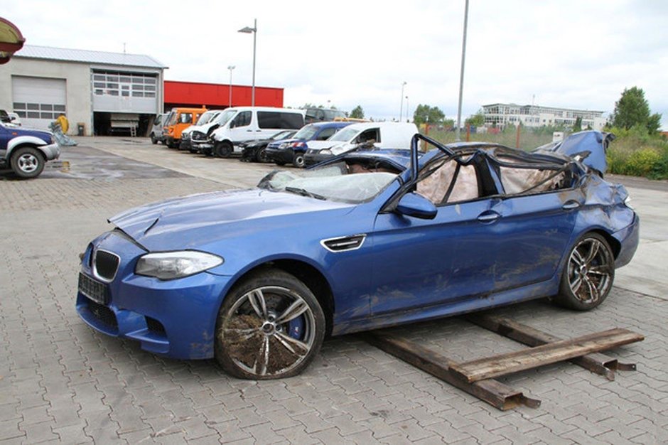 Doua compilatii video numai cu accidente in care sunt implicate BMW-uri Doua compilatii video numai cu accidente in care sunt implicate BMW-uri