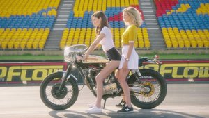 Doua fete sexy ne invata cum sa mergem cu motocicleta in doi