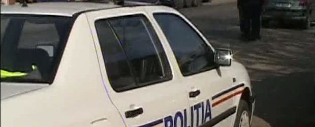 Doua masini de politie au fost vandalizate, la Roman