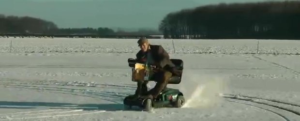 Drifturi nebune pe zapada cu un scuter dedicat persoanelor cu dizabilitati