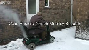 Drifturi nebune pe zapada cu un scuter dedicat persoanelor cu dizabilitati
