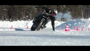 Drifturi pe zapada cu motocicleta